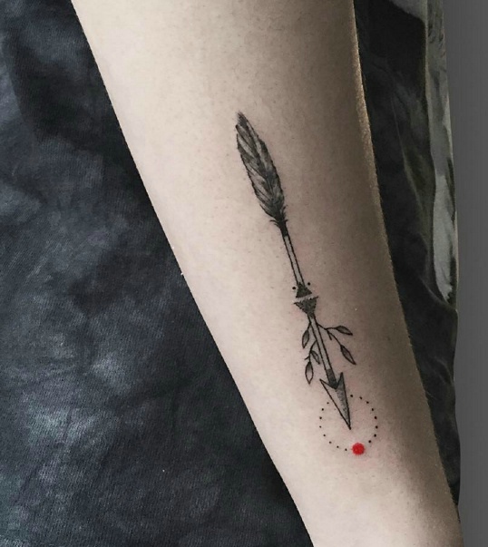 一组简单的黑灰中加上一个小红点纹身图案
