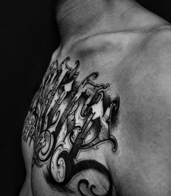 男士胸前拥有非一般的英文纹身图案