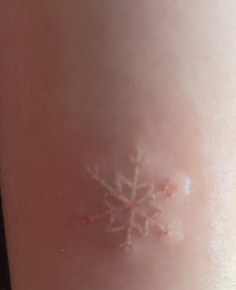 小姑娘的腿部隐形纹身图案很低调