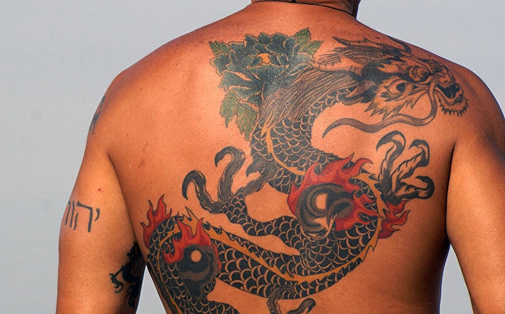 后背吊炸天的传统邪龙纹身图案