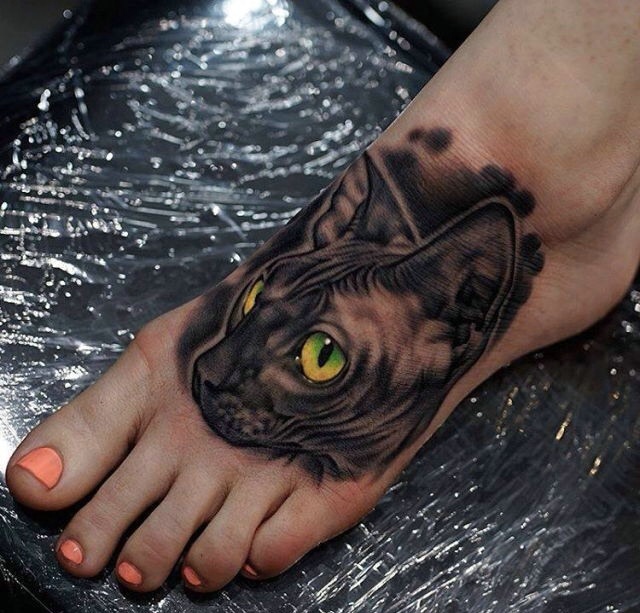 两眼发亮的脚背小狗头像纹身图案