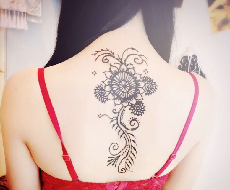 高贵女生脊椎部时尚海娜纹身图案