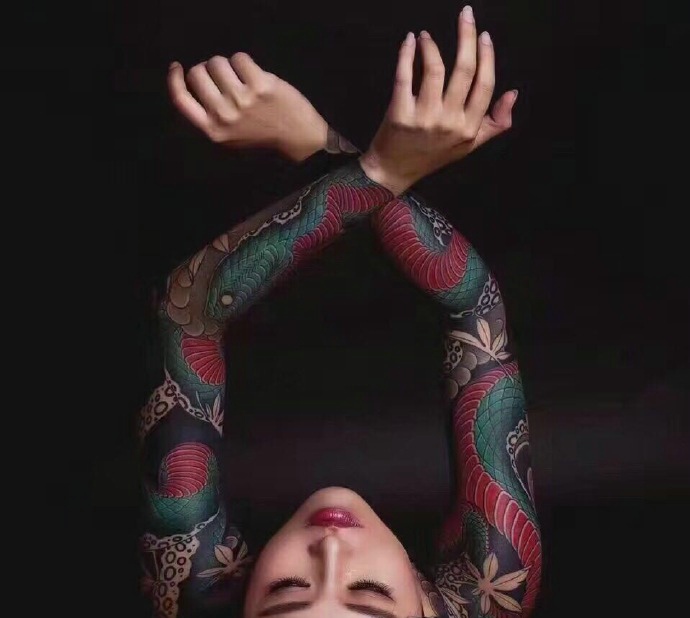 优美女孩双半甲纹身图案很性感