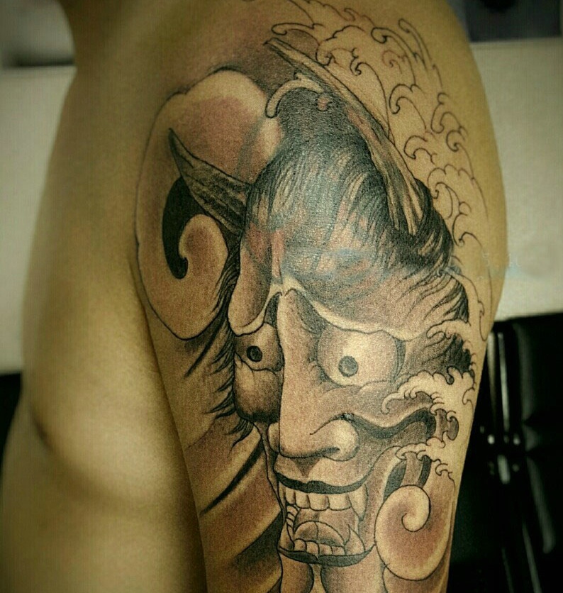 经典魅力的大臂黑灰般若纹身图案