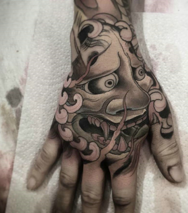 手背铺满着传统小般若纹身图案