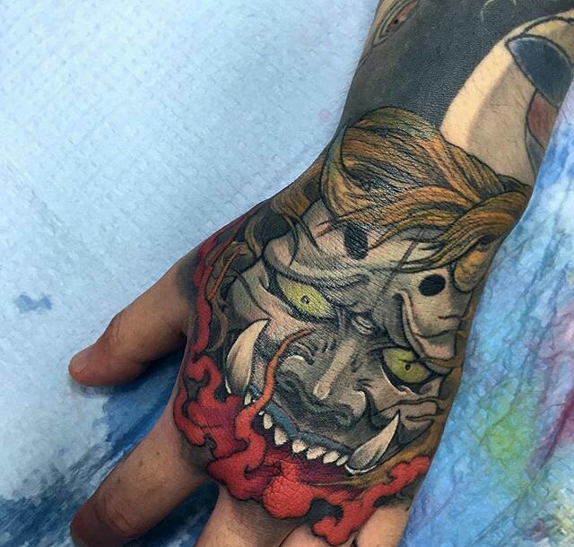 手背铺满着传统小般若纹身图案