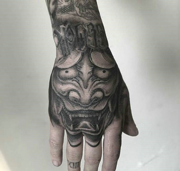 手背铺满着传统小般若纹身图案