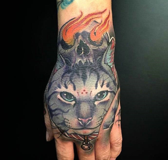 帅气十足的手臂彩色图腾纹身图案