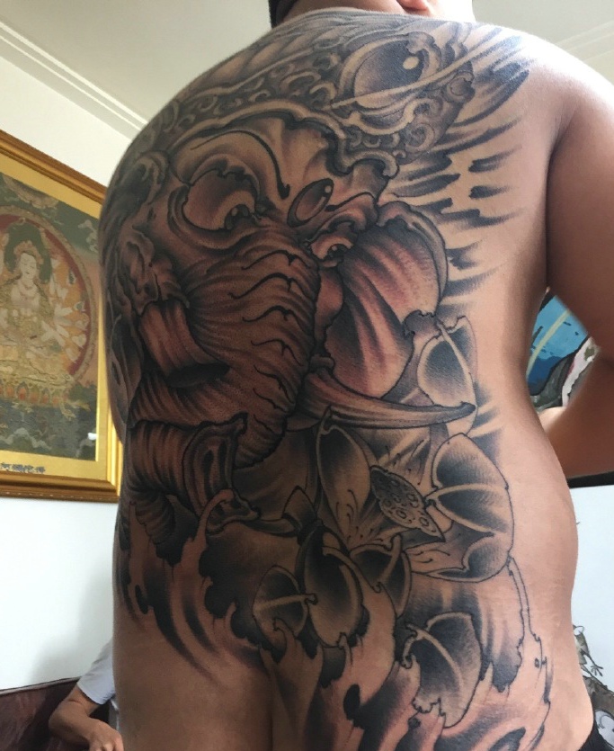 满背魅力十足的大象神纹身图案