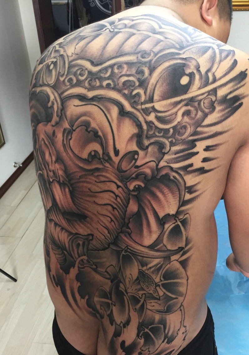 满背魅力十足的大象神纹身图案