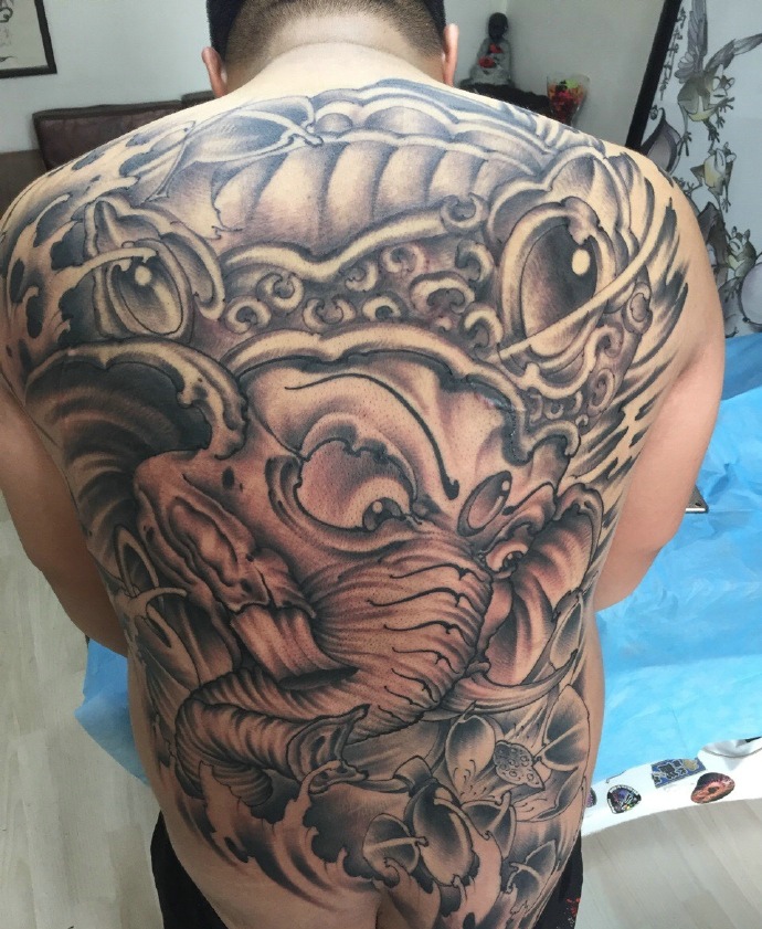 满背魅力十足的大象神纹身图案