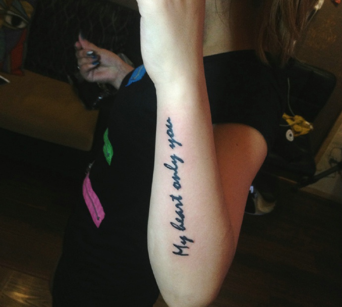 95后小女孩手臂外侧英文纹身图案