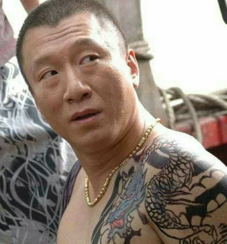 孙红雷帅气的半甲邪龙纹身图案