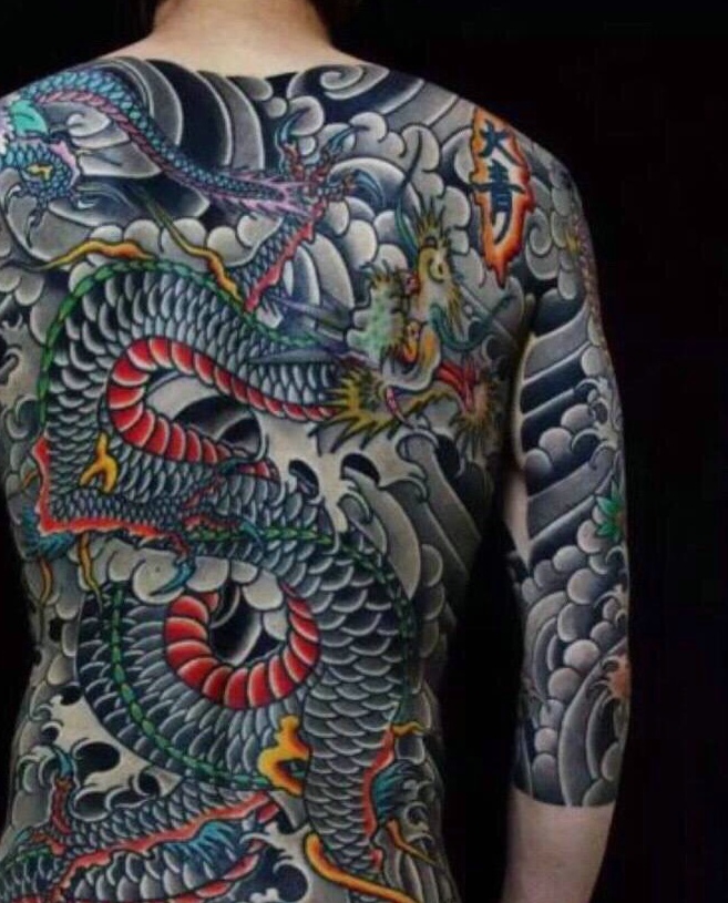 个性潇洒的满背彩色大邪龙纹身图案