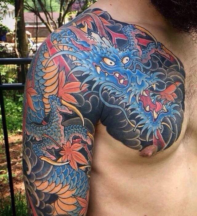 经典霸气的彩色半甲邪龙纹身图案