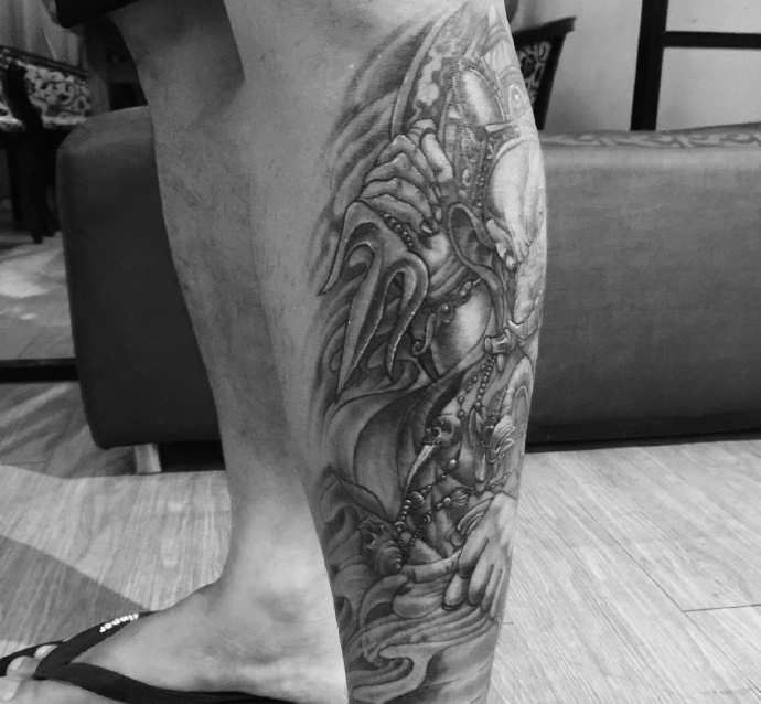 包小腿黑灰小象神纹身图案