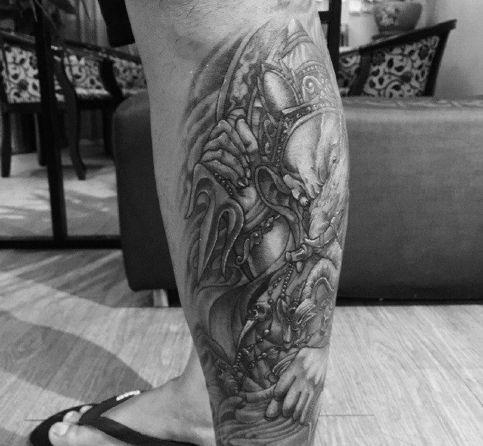 包小腿黑灰小象神纹身图案