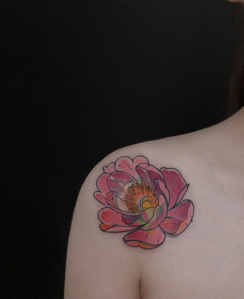 皮肤嫩白的香肩下花朵纹身图案