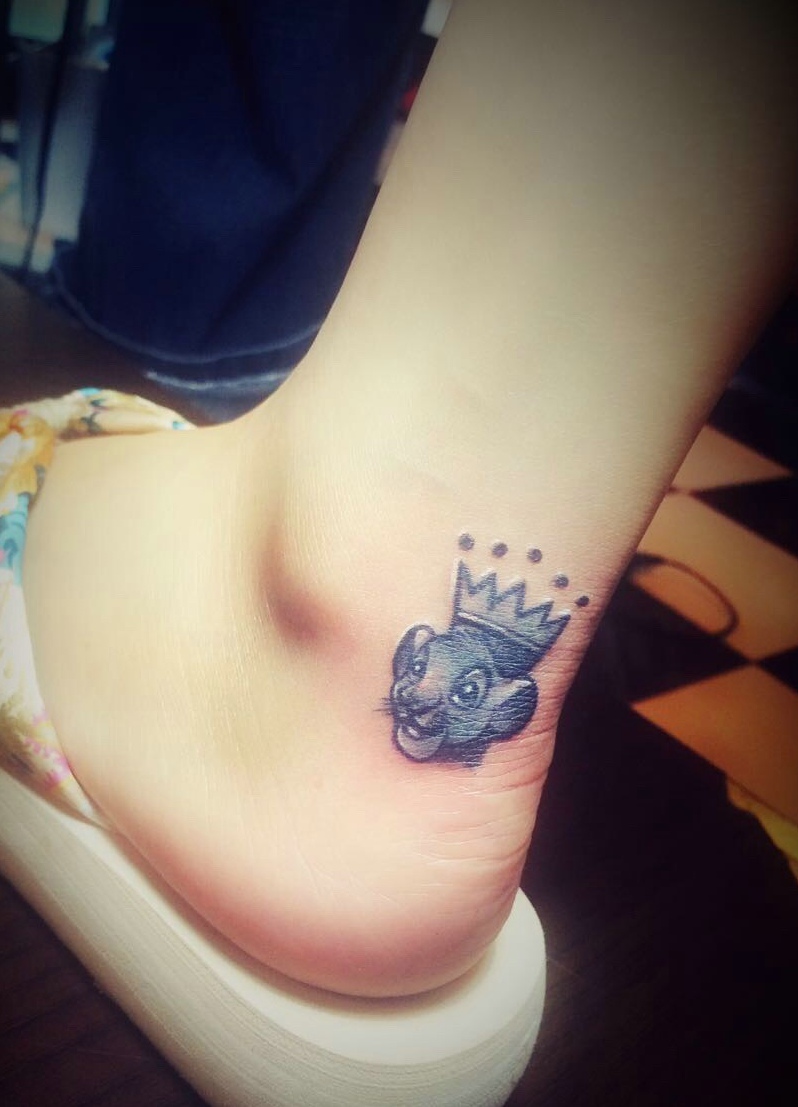 头戴皇冠的小猫头像裸脚纹身图案