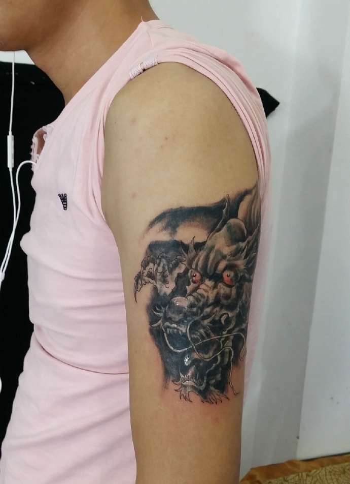 手臂邪龙龙头纹身图案也很不错