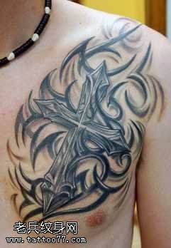 胸部十字架图腾纹身图案