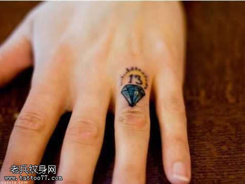 手指钻石纹身图案