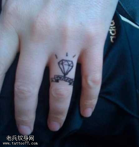 手指黑钻石纹身图案