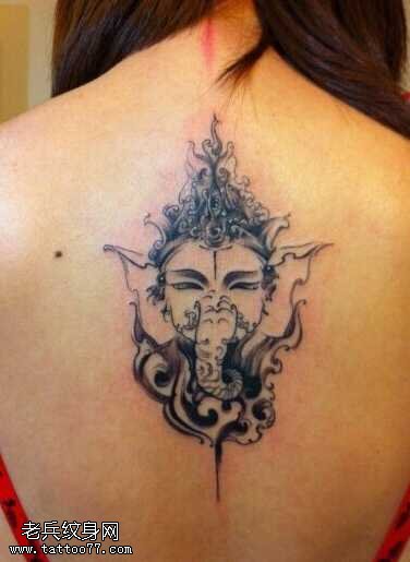 女生背部好看的象神纹身图案