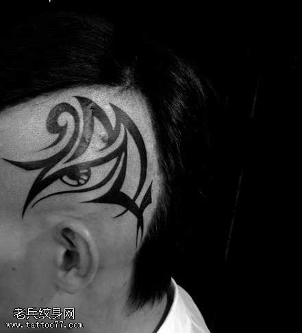 头部逼真眼图腾纹身图案