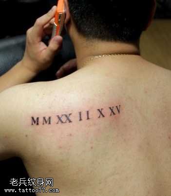 背部清新纹身图案