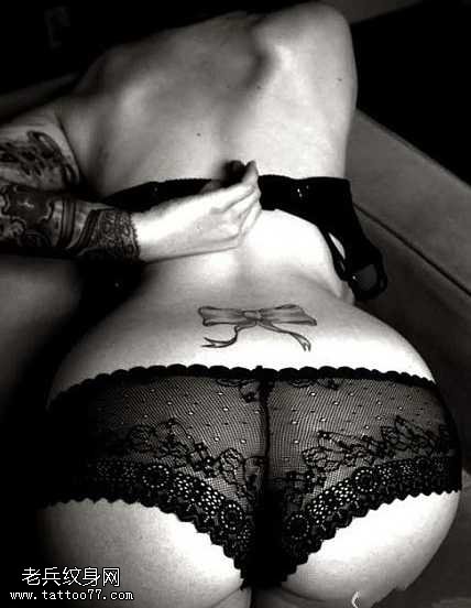 腰部蝴蝶结纹身图案