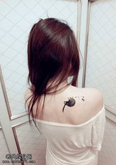 背部薄公英纹身图案