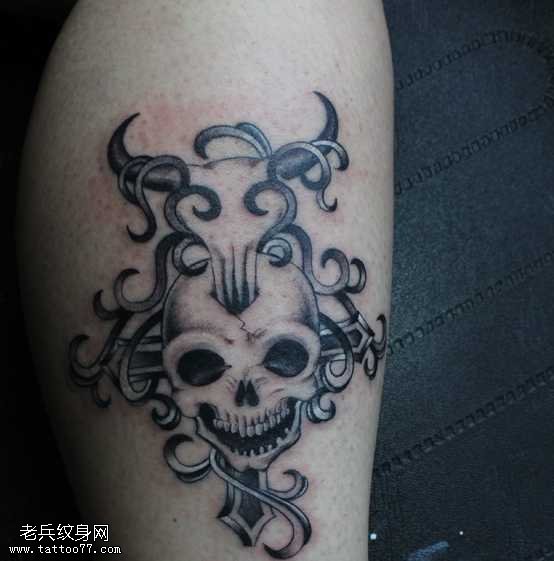 腿部牛头骷髅纹身图案
