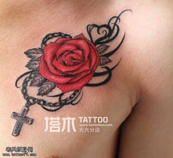 胸部红玫瑰纹身图案