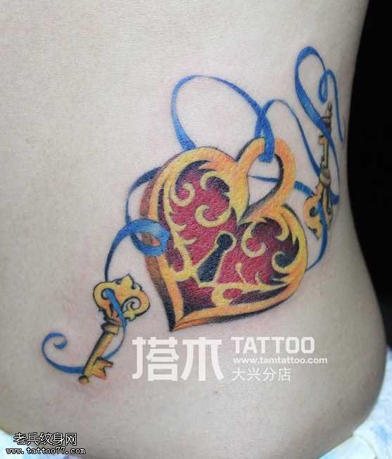 女孩腰间心形锁钥匙丝带纹身图案