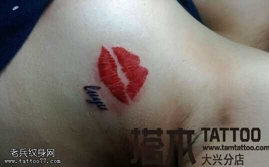 女孩胸部红色唇印纹身图案