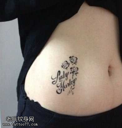 腹部小清新玫瑰英文纹身图案