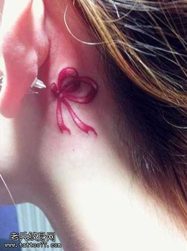 耳部小蝴蝶结纹身图案