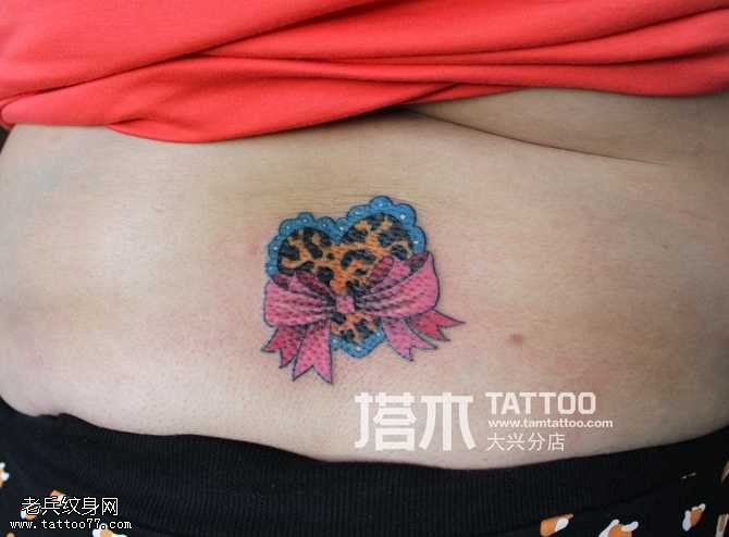 心形图案蝴蝶结纹身图案