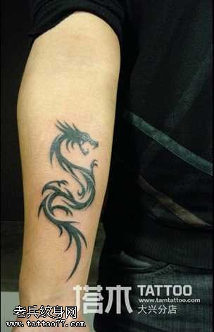 男士手臂龙图腾纹身图案