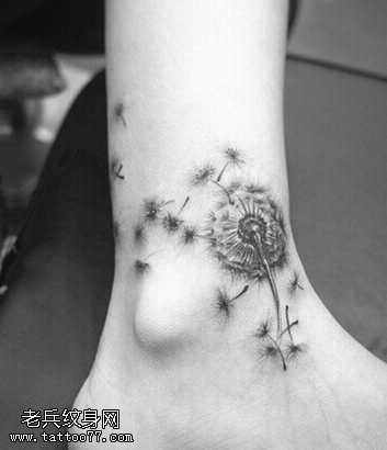 脚部黑灰薄公英纹身图案