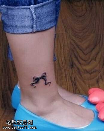 腿部清新蝴蝶结纹身图案