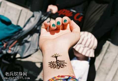 手臂小清新黑树纹身图案