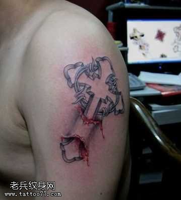 胳膊十字架纹身图案