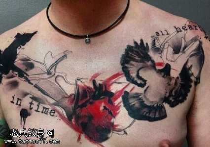 胸部水墨鸽子纹身图案