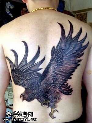 背部黑大鹏纹身图案