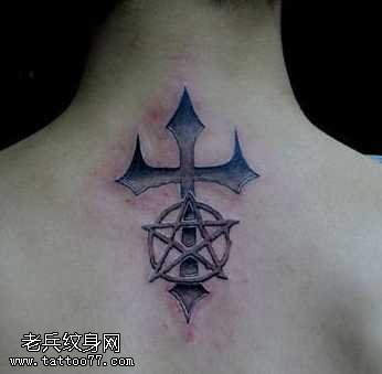 背部十字架纹身图案