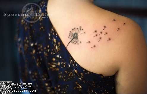 背部薄公英纹身图案