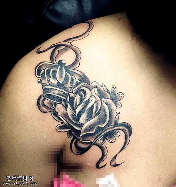 肩部幸运花纹身图案