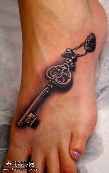 脚部黑钥匙纹身图案